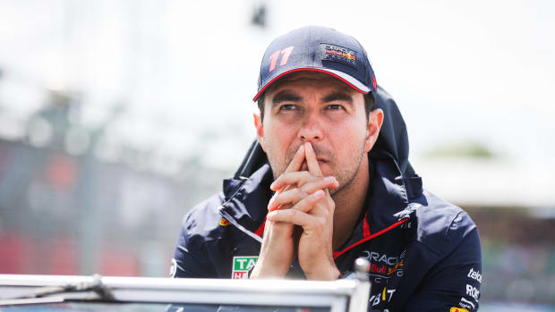 Checo Pérez pensativo